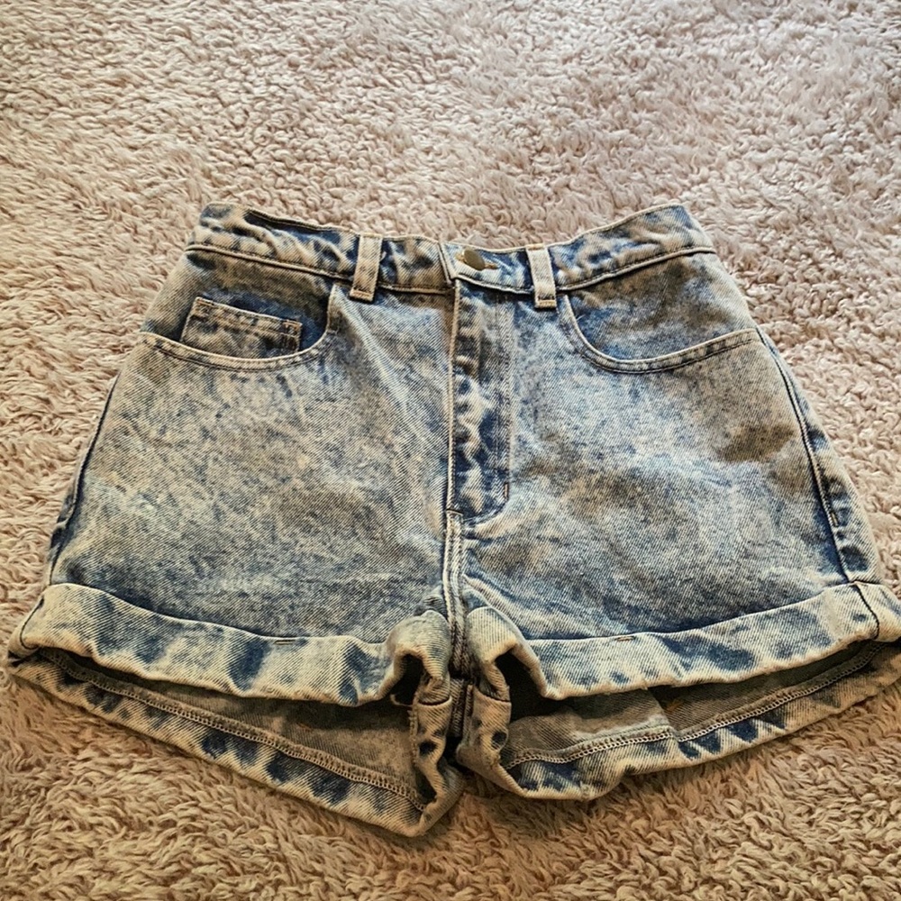 3/$20 🌟 distressed light wash high rise shorts